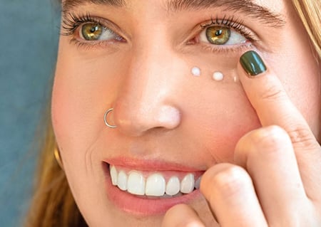 Công dụng chính của kem dưỡng mắt là giữ ẩm