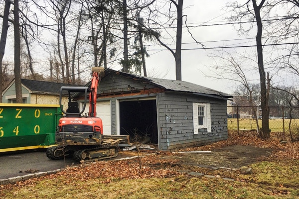 The Benefits of Hiring Experts for Shed Removal Instead of Doing It Yourself